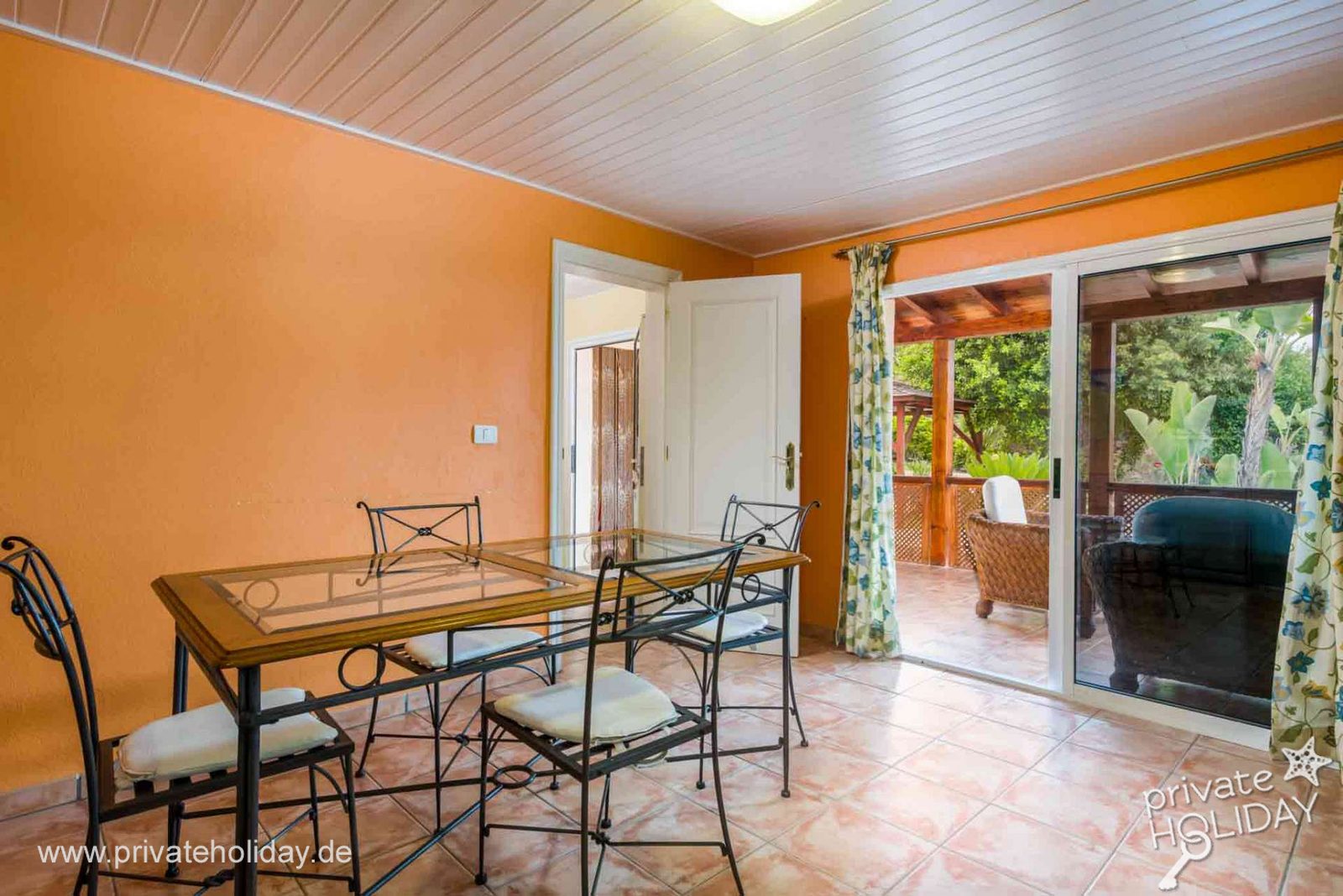Eethoek met glazen tafel en terrasdeur – Chio, Teneriffa