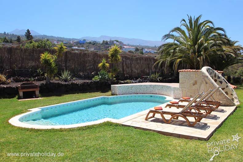 Piscina privada con tumbonas y palmeras – Chio, Tenerife