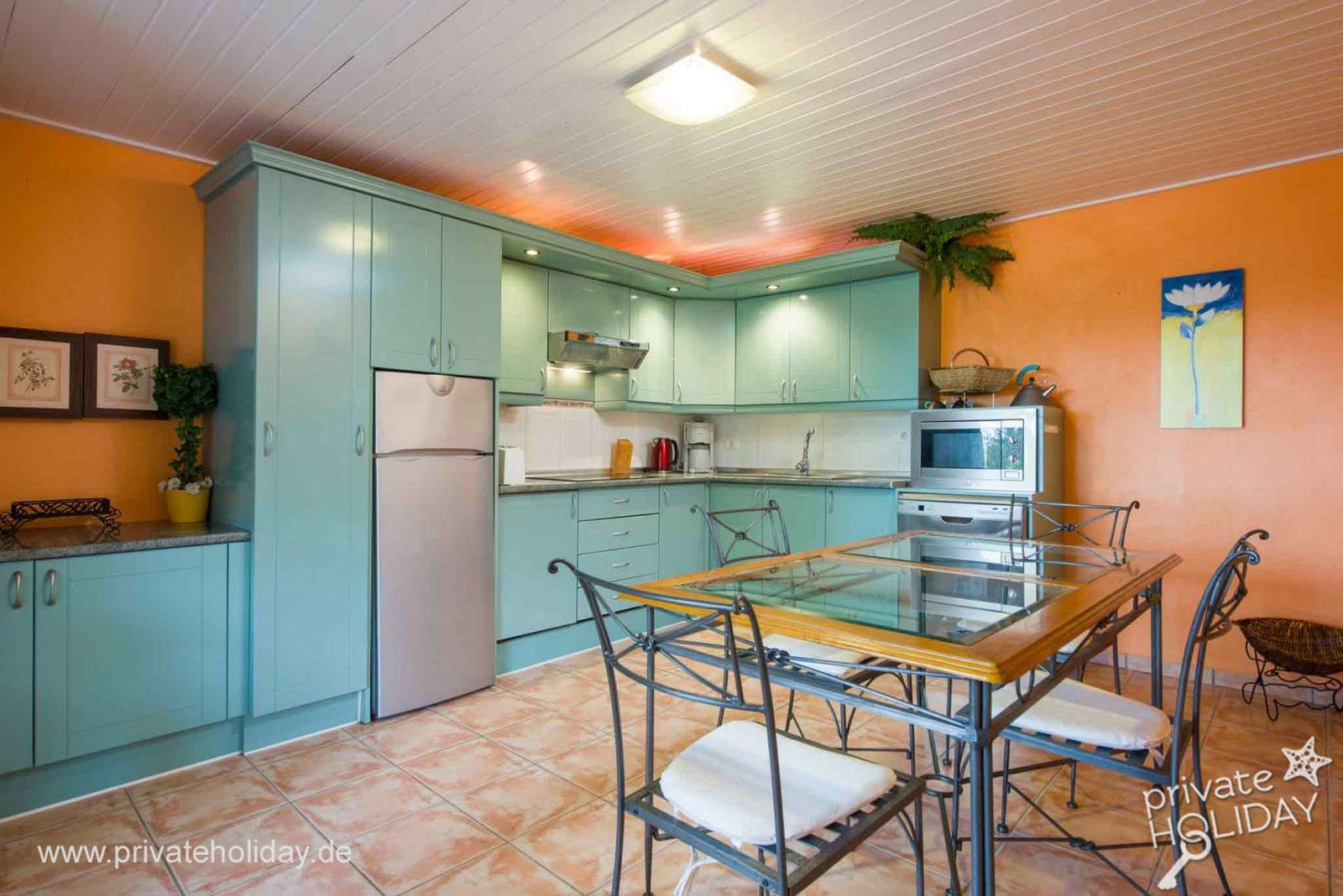 Lichte keuken met eettafel en turquoise kasten – Chio, Teneriffa