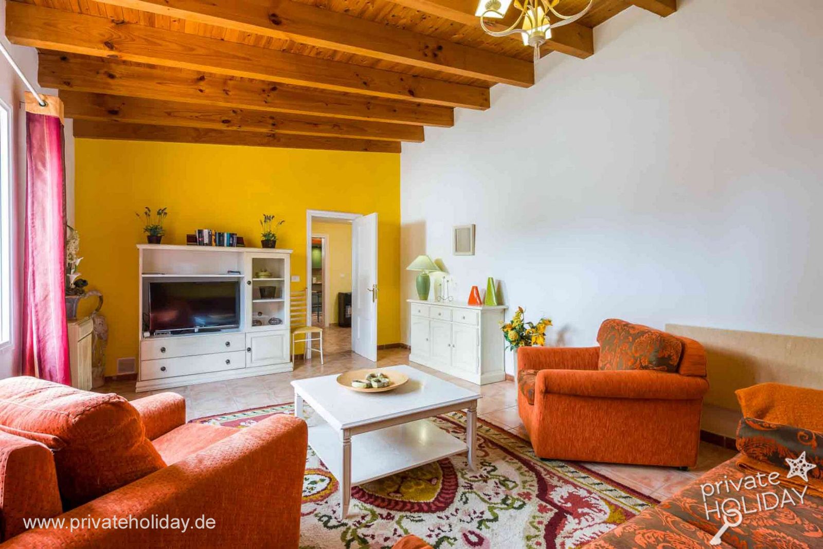 Woonkamer met bank en tv-meubel – Chio, Teneriffa