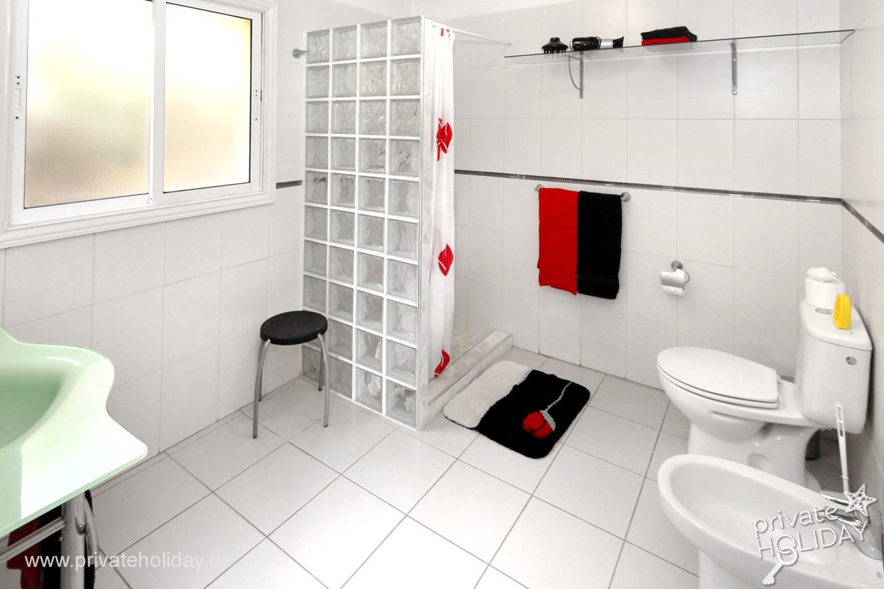 Salle de bain avec douche en verre et toilettes – Chio, Ténérife
