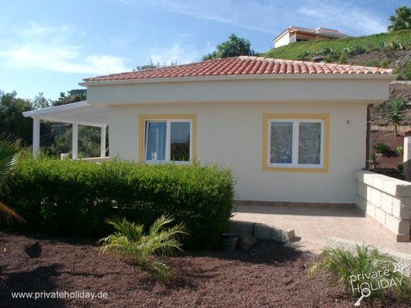 Bungalow con techo de tejas rojas y jardín frontal – Chio, Tenerife