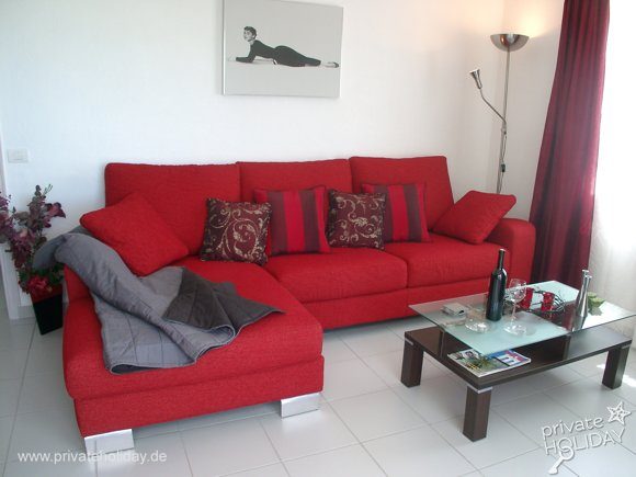 Canapé d’angle rouge avec table basse et lampadaire – Chio, Ténérife