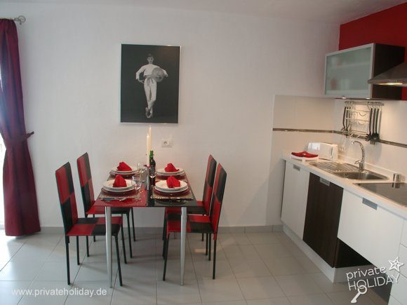 Table à manger avec quatre chaises et cuisine ouverte – Chio, Ténérife