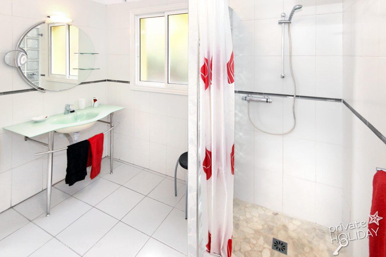 Salle de bain avec douche et lavabo – Chio, Ténérife