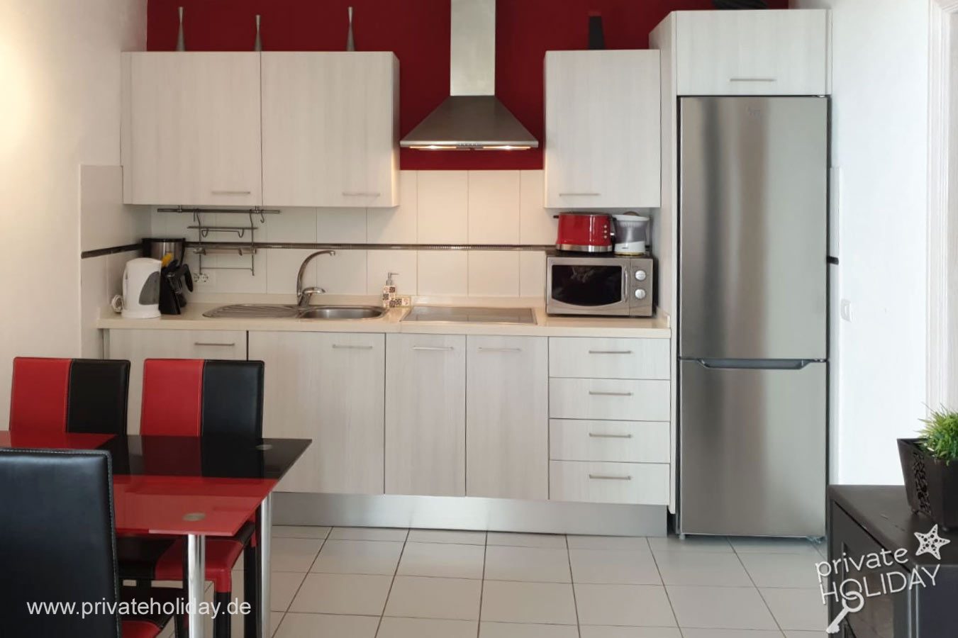 Cuisine avec frigo inox et table à manger – Chio, Ténérife
