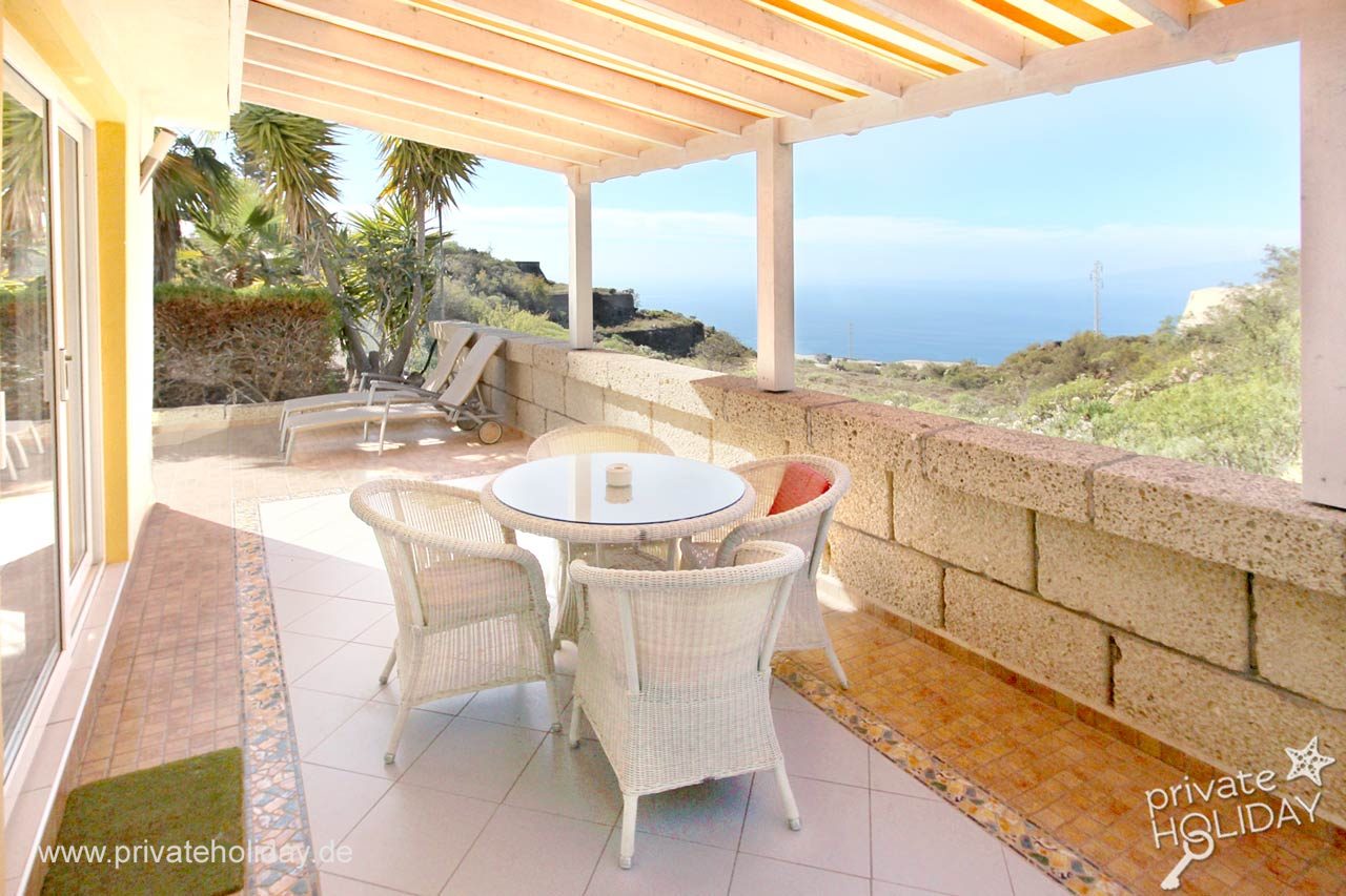 Terrasse couverte avec table et vue mer – Chio, Ténérife
