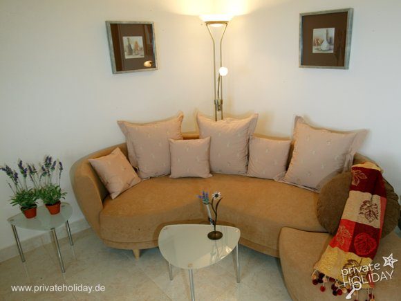 Salon avec canapé d’angle et lampadaire – Chio, Ténérife