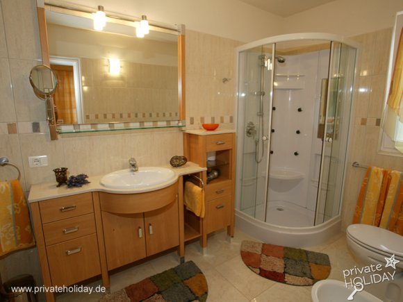 Salle de bain avec douche et lavabo – Chio, Ténérife