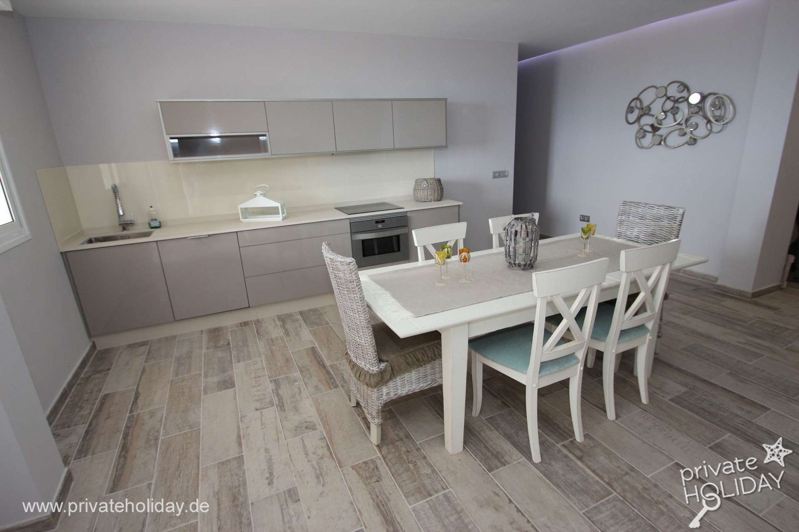 Zona pranzo con cucina moderna e tavolo in legno – Chio, Tenerife