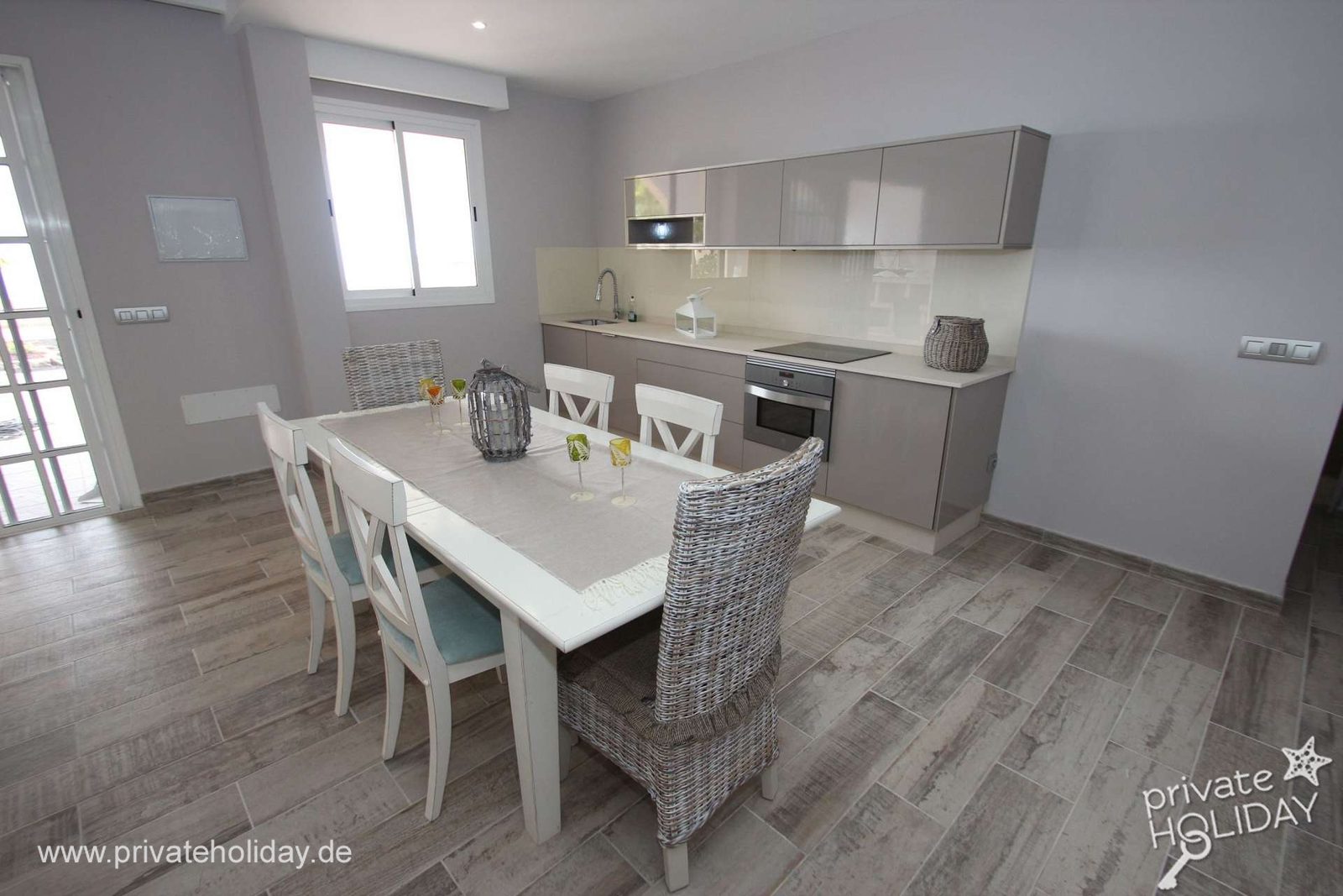 Zona pranzo con cucina luminosa e finestra – Chio, Tenerife