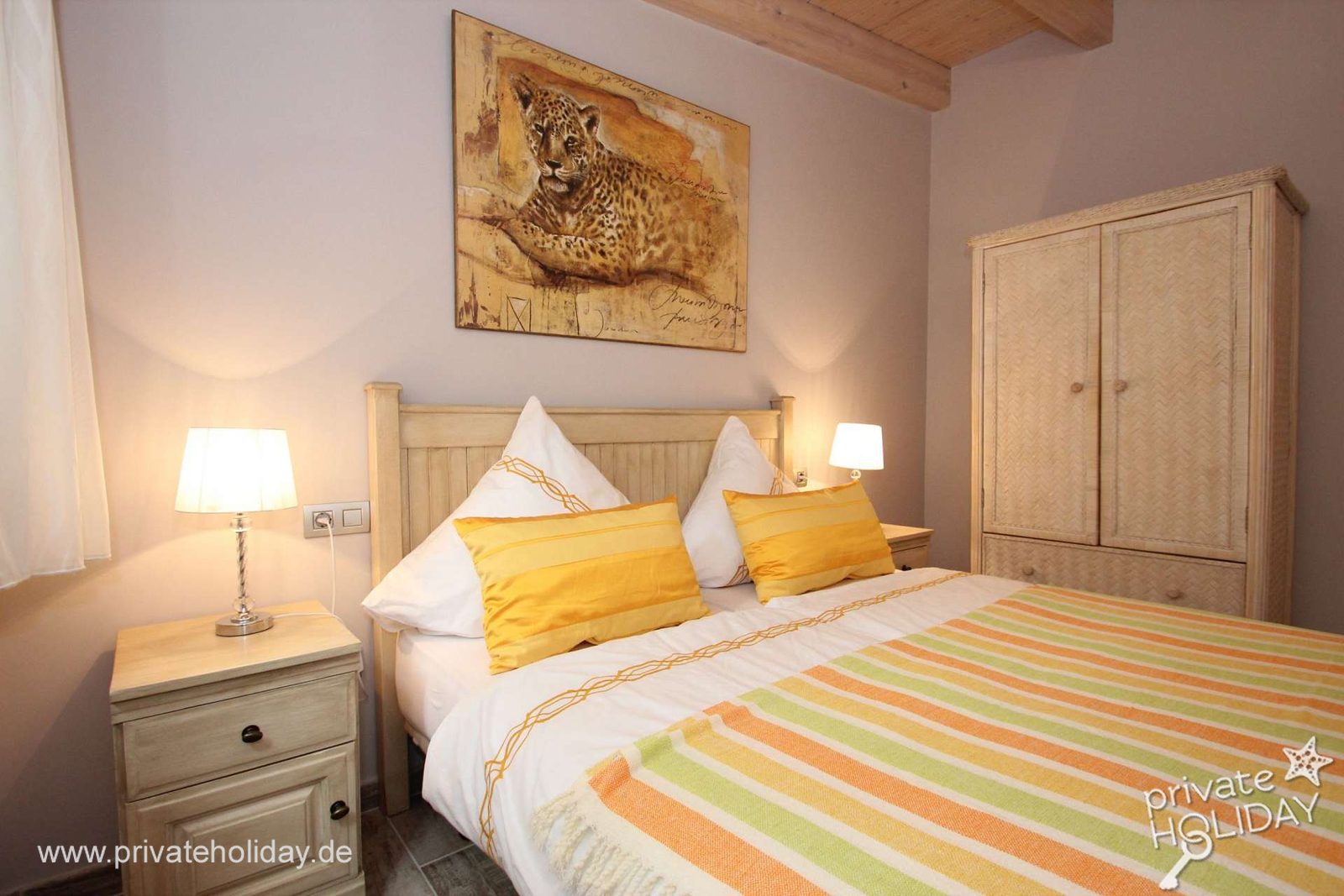 Camera da letto con letto matrimoniale e armadio in legno – Chio, Tenerife