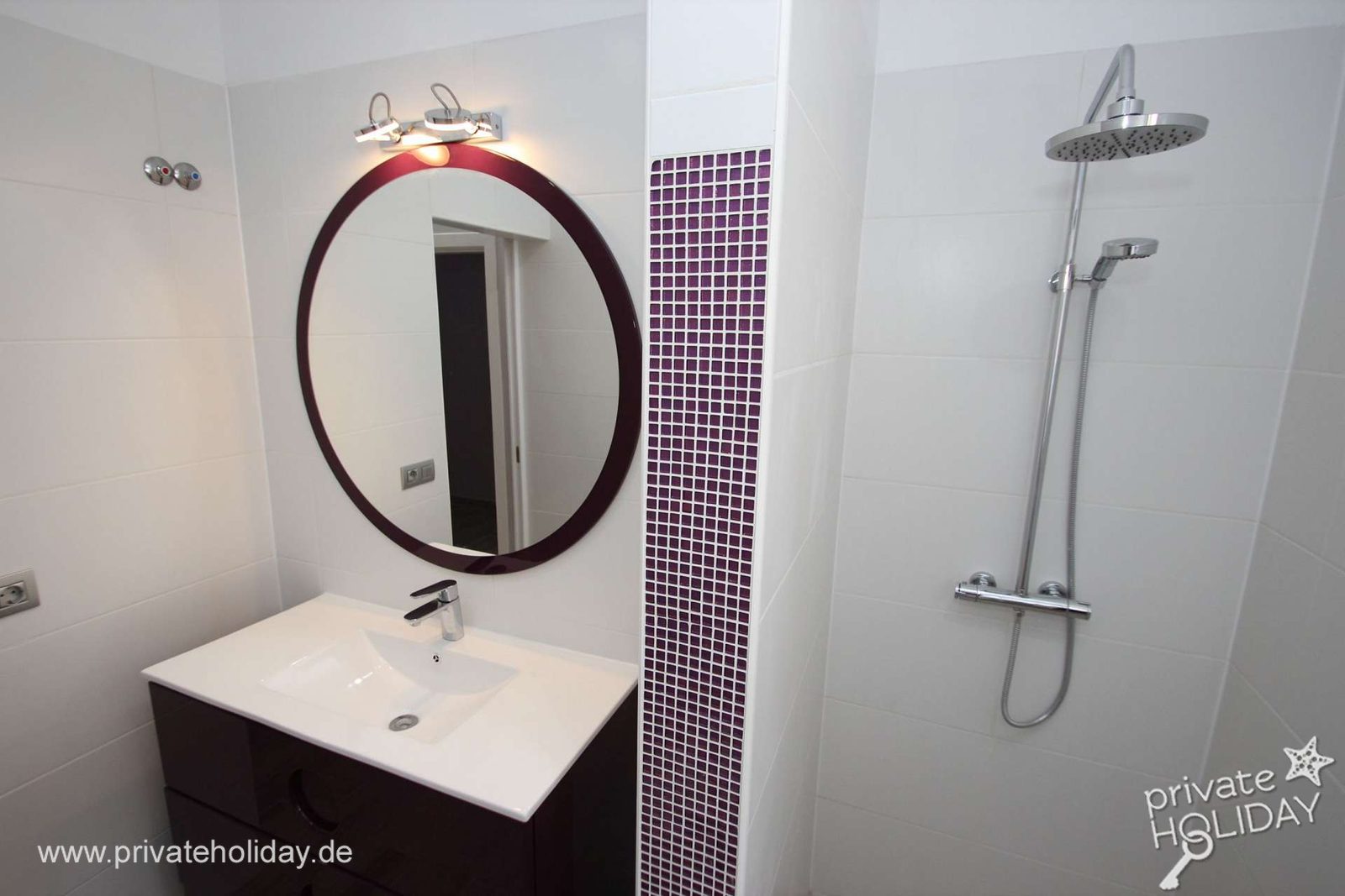 Bagno con specchio rotondo e doccia a pioggia – Chio, Tenerife