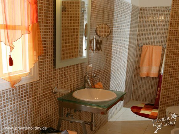 Salle de bain avec lavabo et douche – Chio, Ténérife