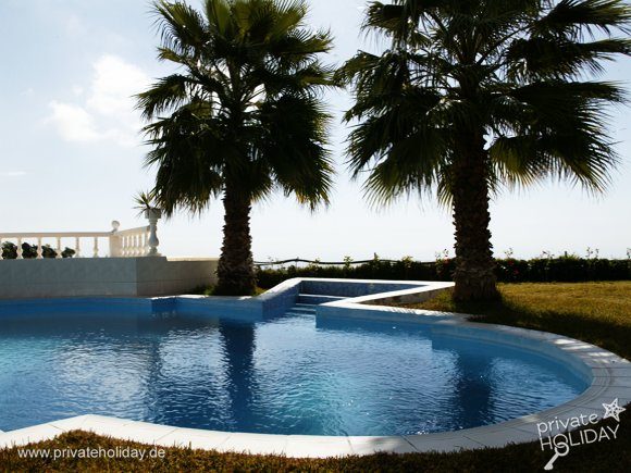 Piscine ronde avec palmiers et vue mer – Chio, Ténérife