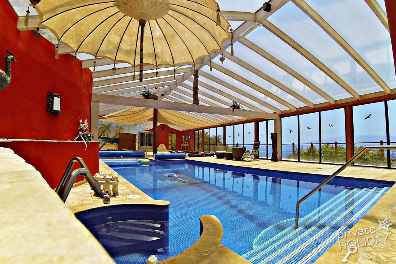Piscine intérieure couverte avec transats et toit vitré – Chio, Ténérife