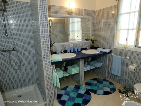 Bagno con doppio lavabo e doccia a filo pavimento – Chio, Tenerife