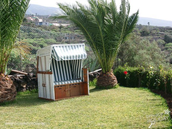 Giardino con sedia a sdraio e palme – Chio, Tenerife