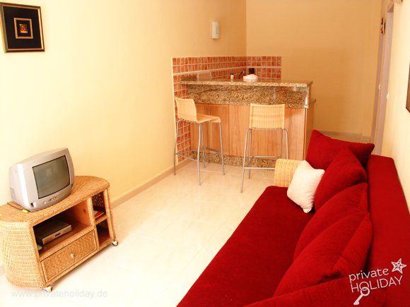 Salon z czerwoną sofą i barkiem – Chio, Tenerife