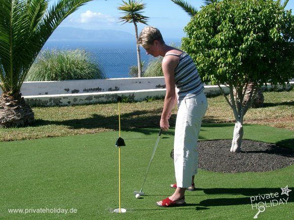 Pole do minigolfa z graczką i widokiem na morze – Chio, Tenerife