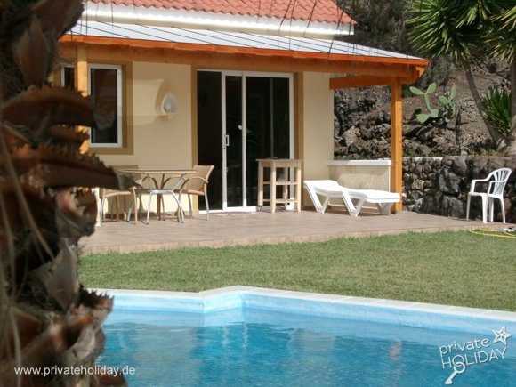 Taras z leżakami i małym basenem – Chio, Tenerife