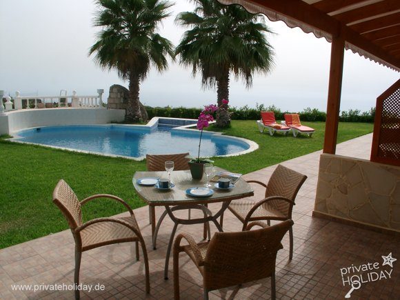 Covered terrace with dining table and pool view – Chio, Tenerife