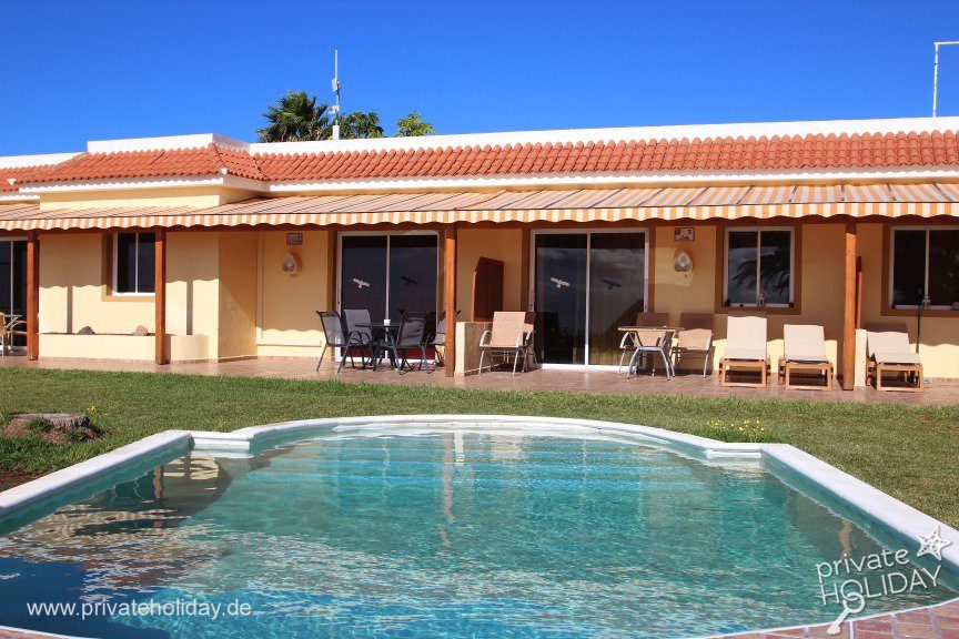 Basen zewnętrzny przed apartamentem z parasolami – Chio, Tenerife