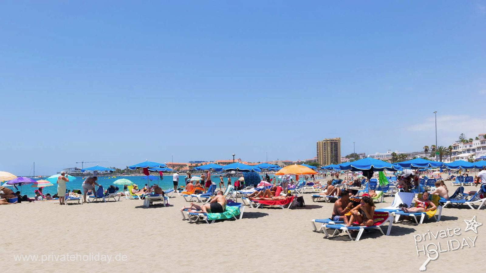 Plage de sable avec transats et parasols – Chayofa, Ténérife