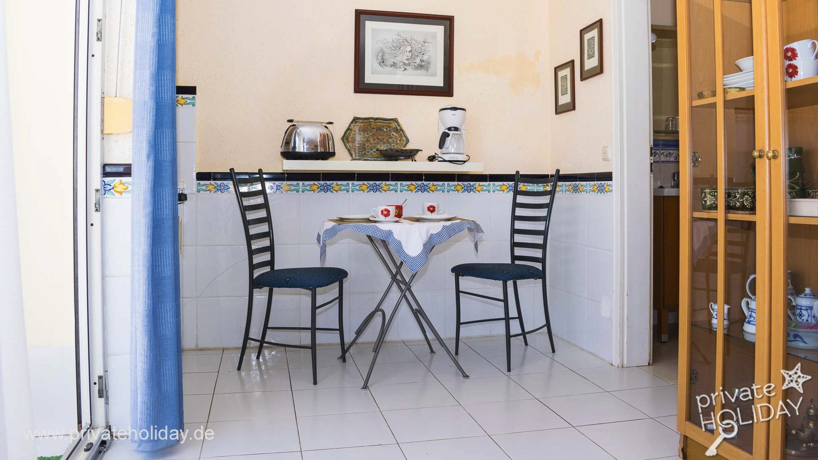 Coin repas avec deux chaises et comptoir – Chayofa, Ténérife