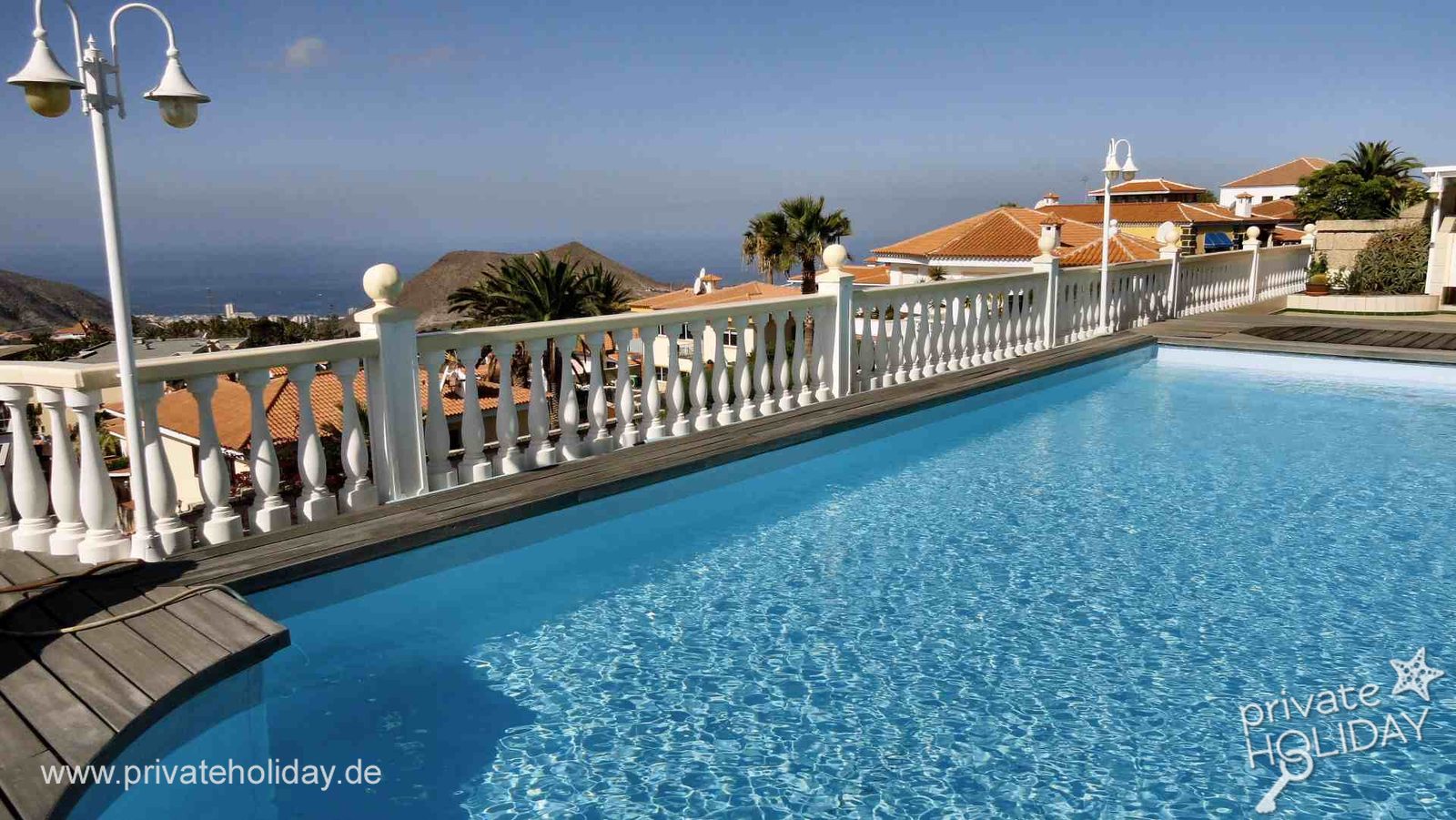 Piscine extérieure avec vue mer et rambarde blanche – Chayofa, Ténérife