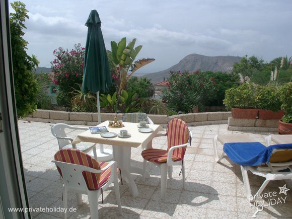 Terrasse privée avec table et parasol – Chayofa, Ténérife