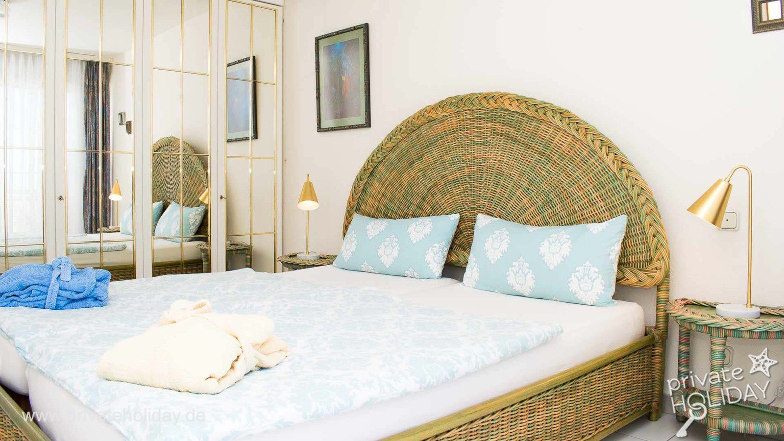 Dormitorio con cama clara y armario empotrado – Chayofa, Tenerife