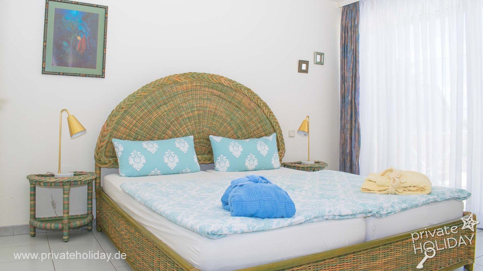 Dormitorio con cama de ratán y cojines claros – Chayofa, Tenerife