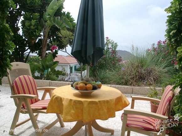 Terraza con mesa, sillas y vistas a la montaña – Chayofa, Tenerife