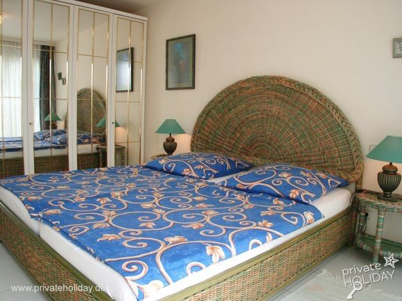 Dormitorio con cama doble y armario con espejo – Chayofa, Tenerife