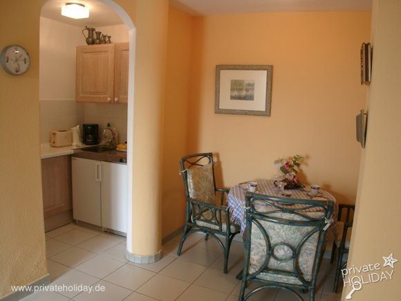Zona de comedor con cocina americana y arco – Chayofa, Tenerife
