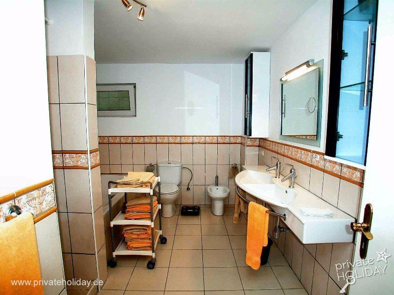 Badkamer met wastafel en badkuip – Chayofa, Teneriffa