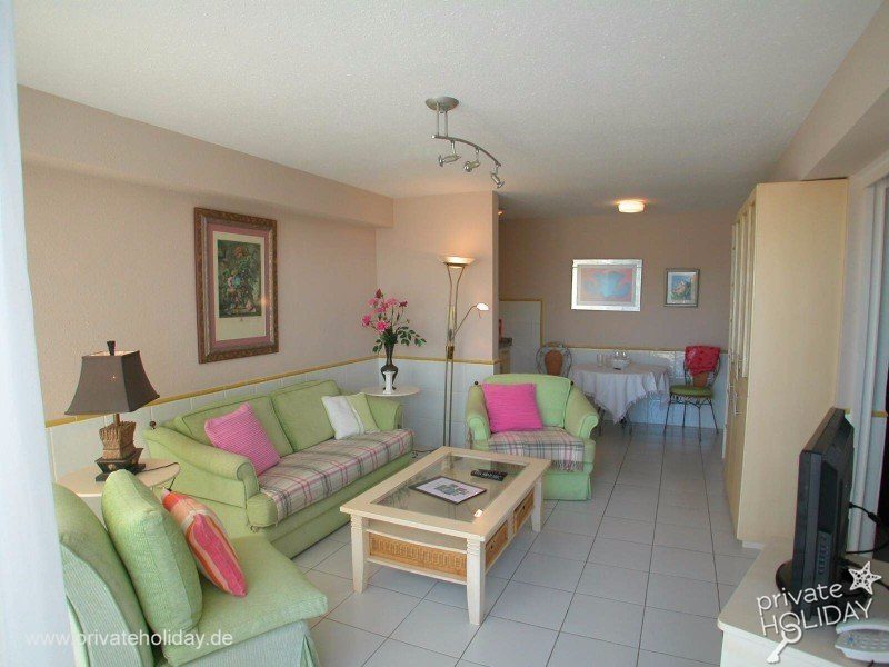 Woonkamer met groene banken en eethoek – Chayofa, Teneriffa