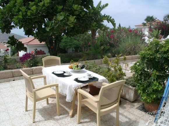 Terras met eettafel en tuinzicht – Chayofa, Teneriffa