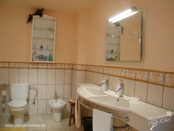 Badkamer met dubbele wastafel en spiegel – Chayofa, Teneriffa