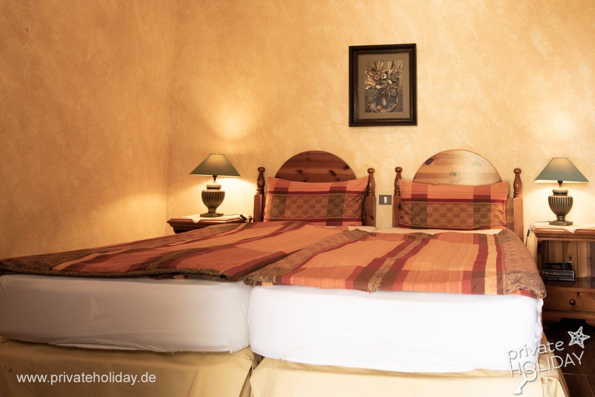 Bedroom with two single beds and bedside tables – Guía de Isora, Tenerife