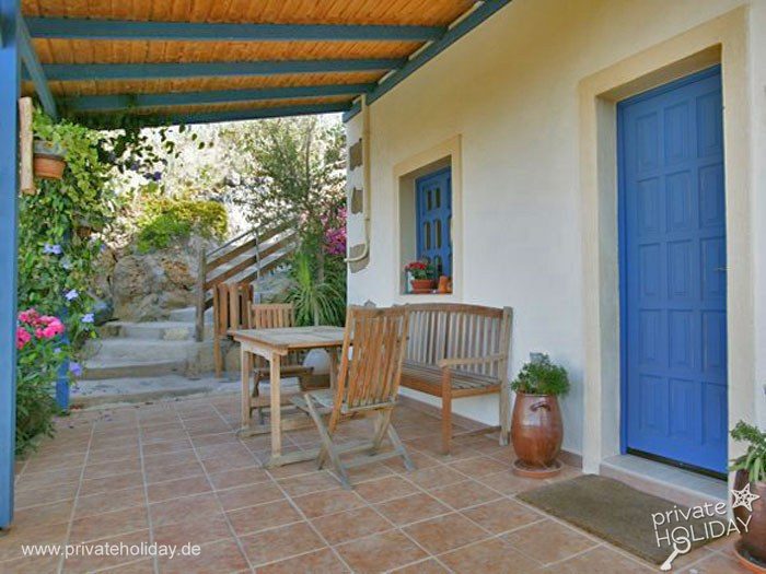 Terraza cubierta con mesa y banco – Guía de Isora, Tenerife