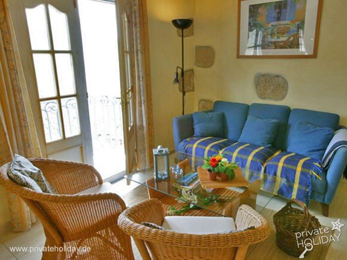 Salón con sillones de ratán y sofá azul – Guía de Isora, Tenerife