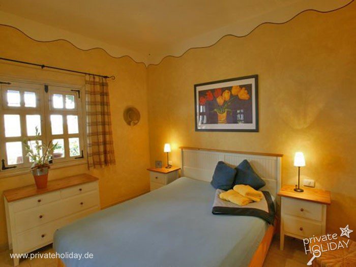 Dormitorio con cama doble y dos mesitas de noche – Guía de Isora, Tenerife