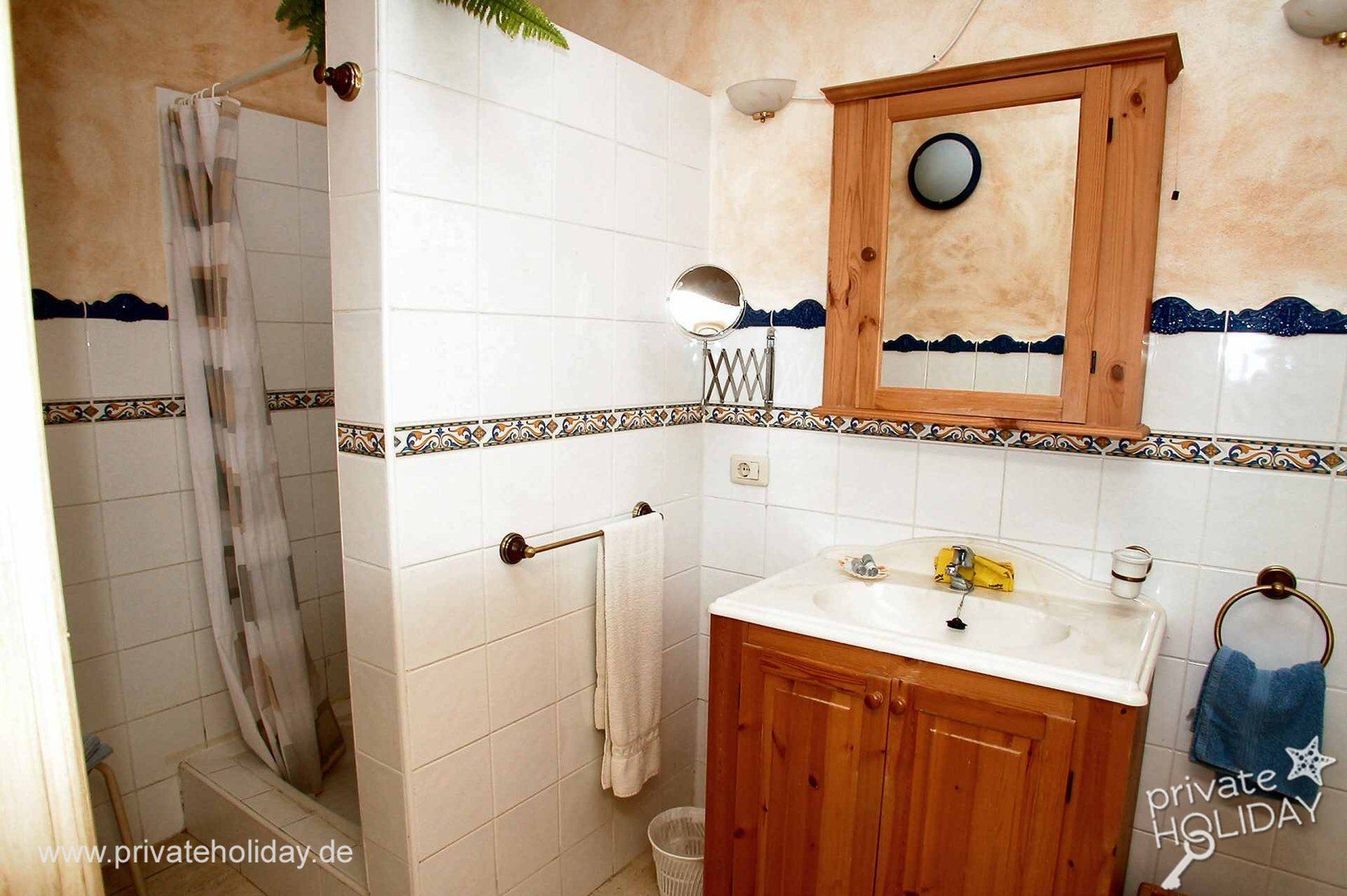 Baño con ducha y lavabo de madera – Guía de Isora, Tenerife