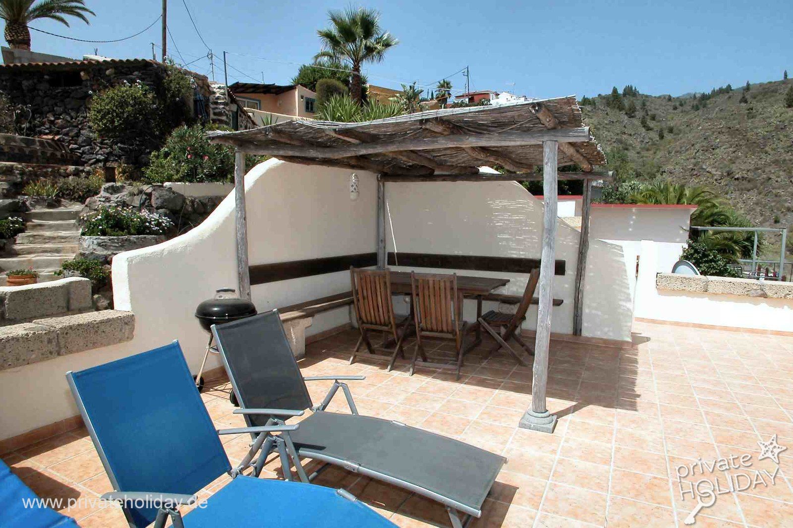 Terraza soleada con tumbonas y pérgola – Guía de Isora, Tenerife