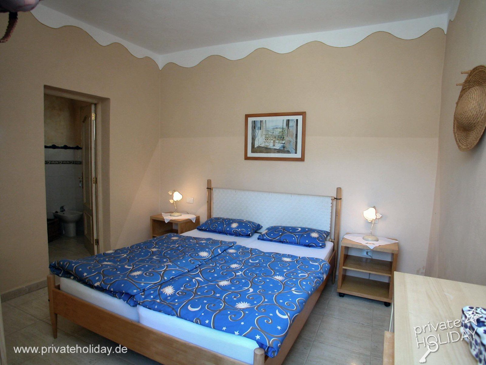 Dormitorio con cama doble y mesillas – Guía de Isora, Tenerife