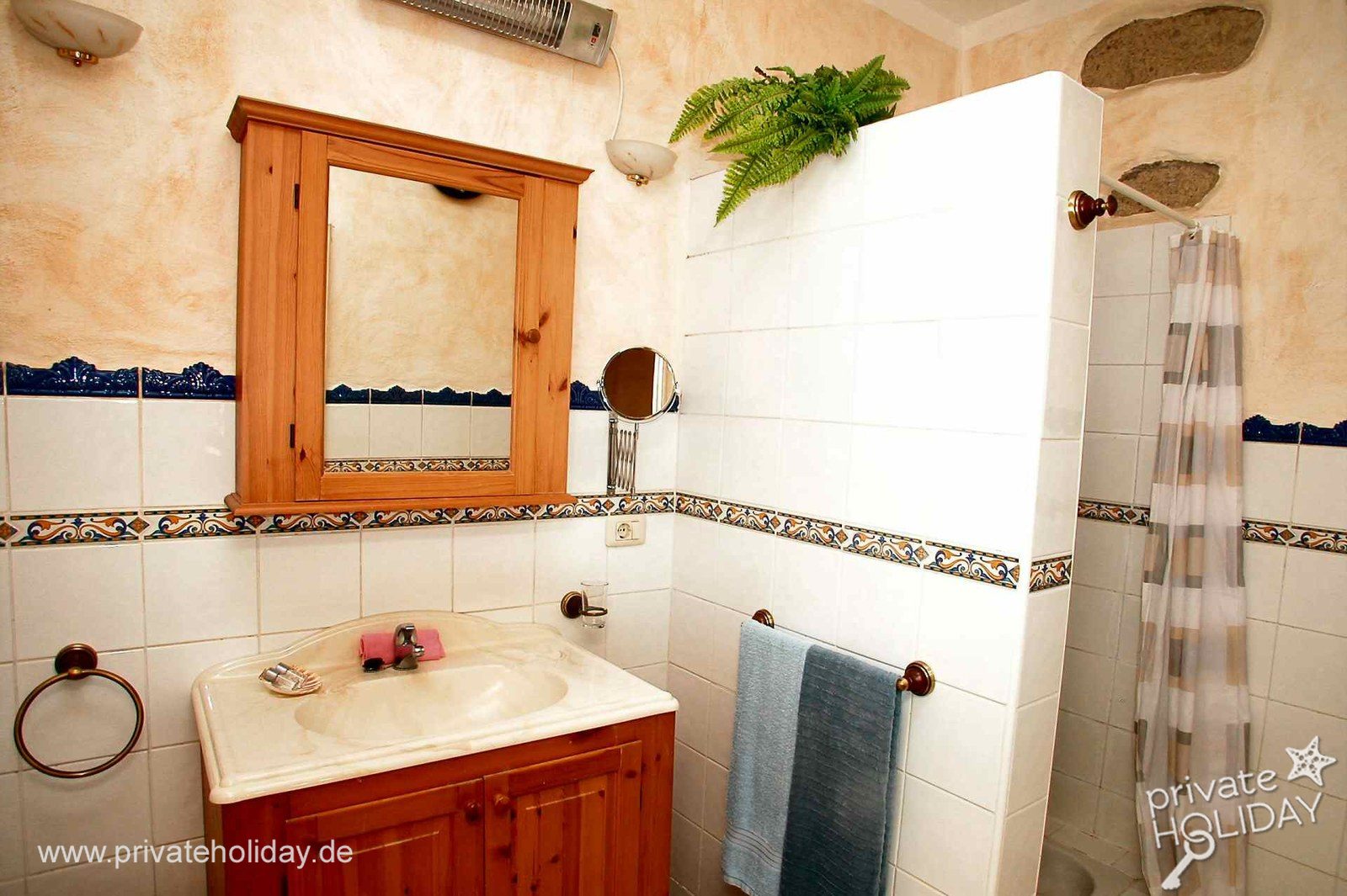 Baño con lavabo y cabina de ducha – Guía de Isora, Tenerife