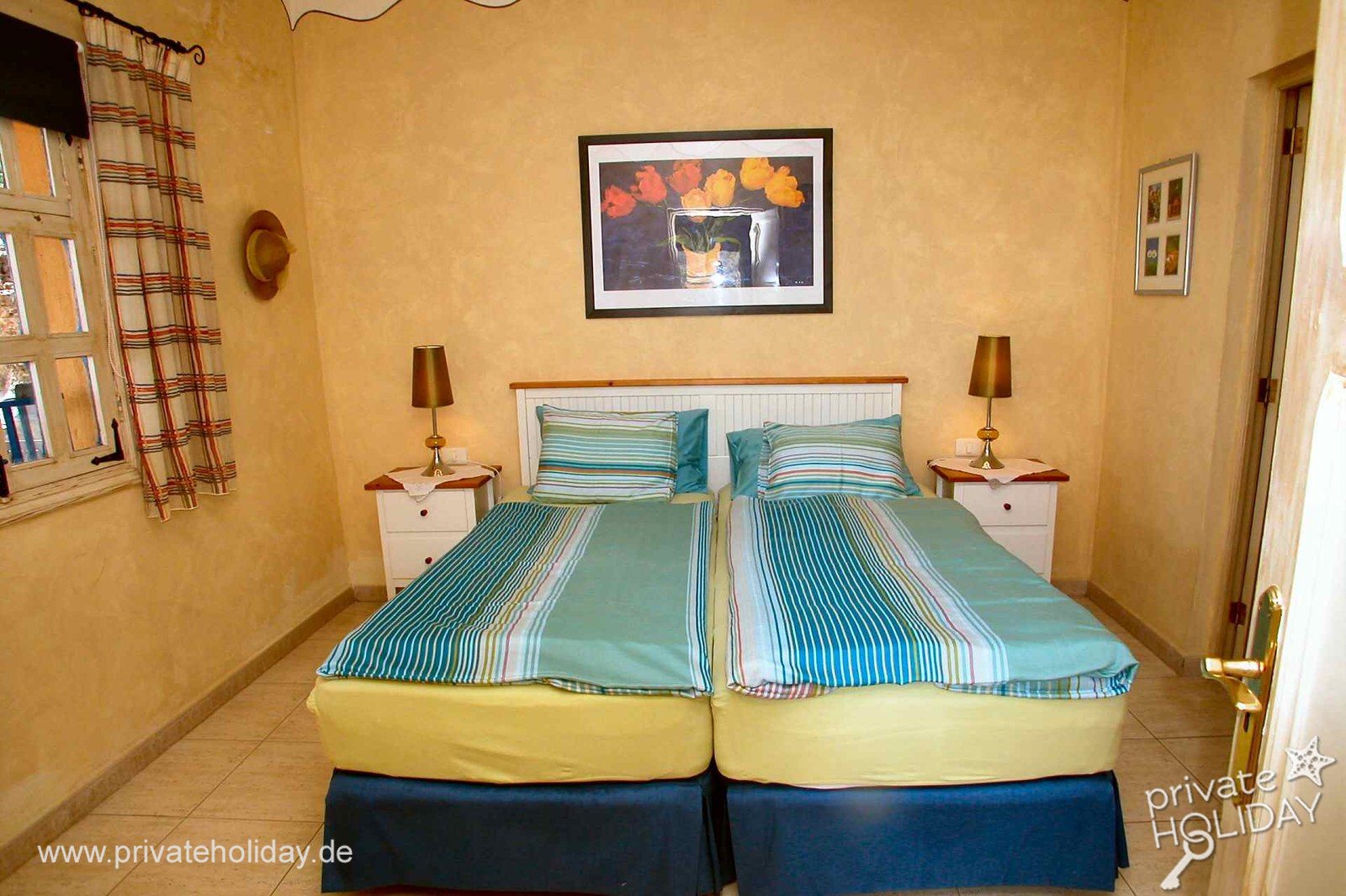 Dormitorio con dos camas individuales y ventana – Guía de Isora, Tenerife