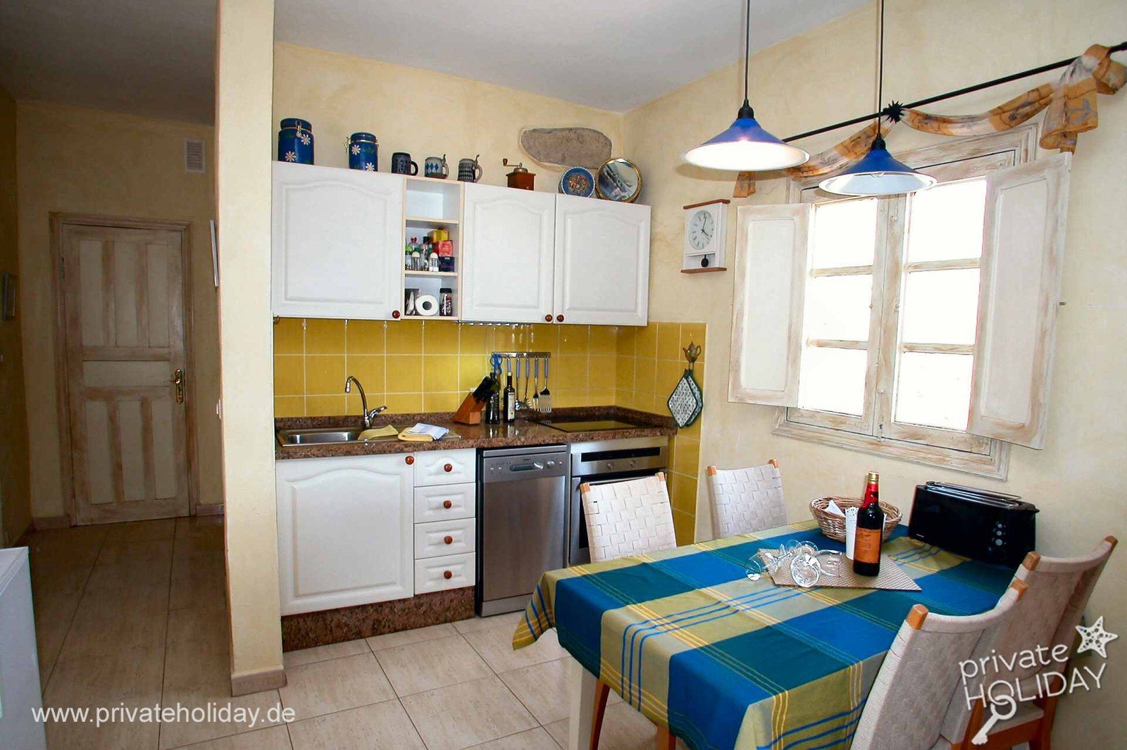 Cocina con mesa y frontal de azulejos amarillos – Guía de Isora, Tenerife